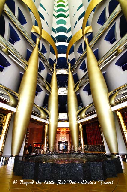 There were many Chinese tourists staying here. I guess Chinese love gold too.