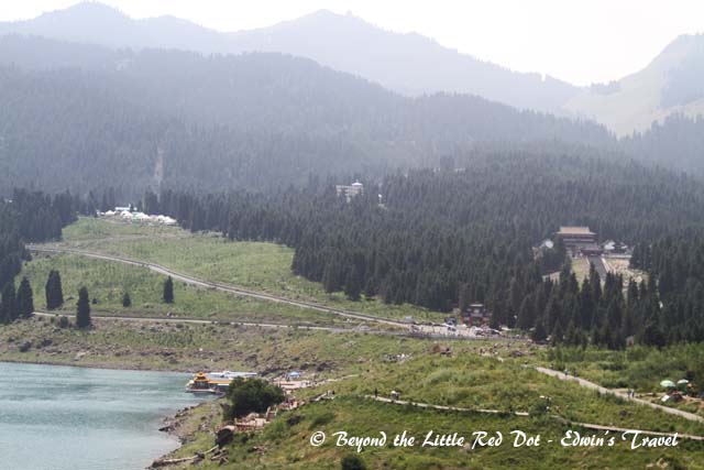 There are boat rides out into the lake.
