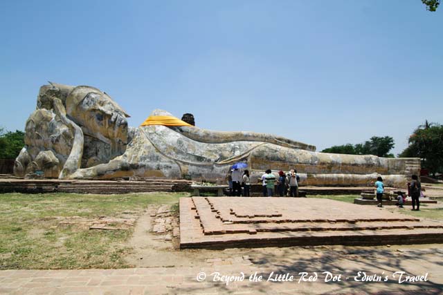 A huge reclining Buddha in the open at Wat Lokkayasutharam.