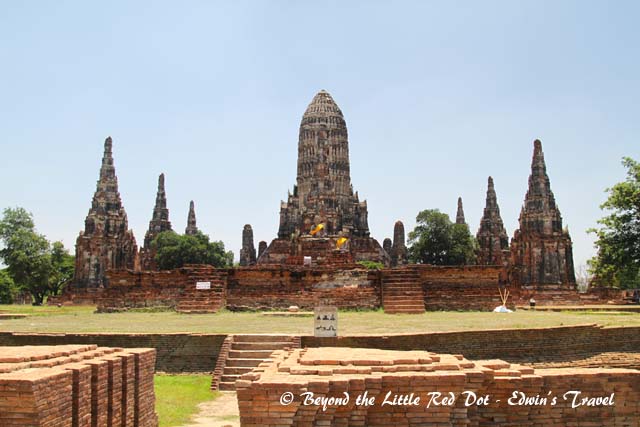 The last stop was Wat Chai Wattanaram, located by the  banks of the Chao Phraya River. We couldn't go in as the temple was closed for reconstruction after the flood. The brownish stains on the lower portion of the temple shows the flood levels. It must have been more than 5m high!