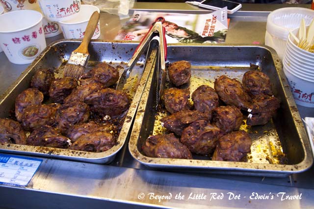 My first thought is that these are fried chicken, but I found out they are fried rabbit heads. Suddenly, I don't feel hungry anymore.