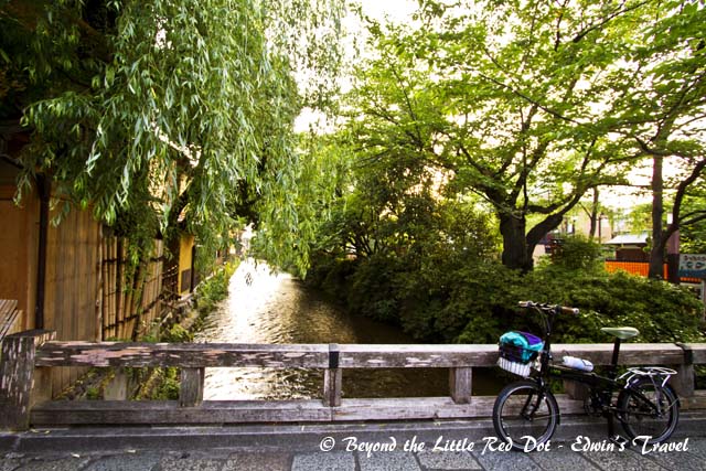The taxi let us off at the back of Gion district. We walked pass a small stream. It's so very quaint and peaceful here.