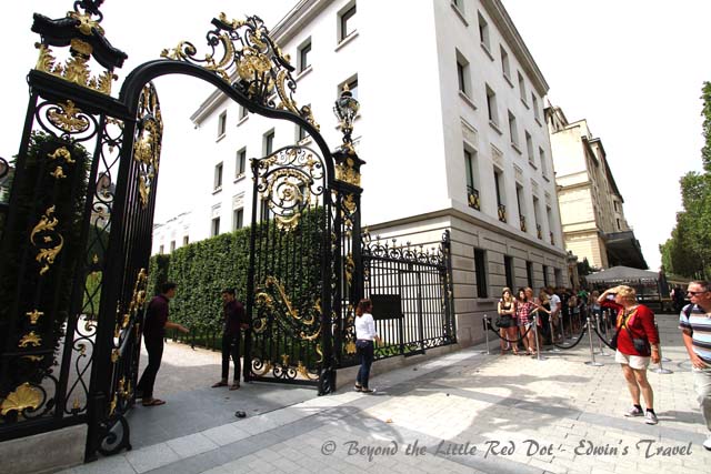 I can't believe that people actually queue to visit Abercrombie & Fitch, and they didn't even put out their topless hunks.