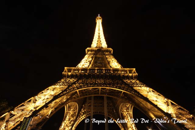 Again, we didn't bother to go up as the waiting time is still a couple of hours.