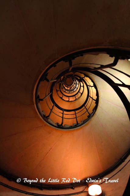 For a good night view of Paris, you can go to the Arc de Triomphe in the evening before sunset. This is the spiral staircase that goes to the top of the monument.