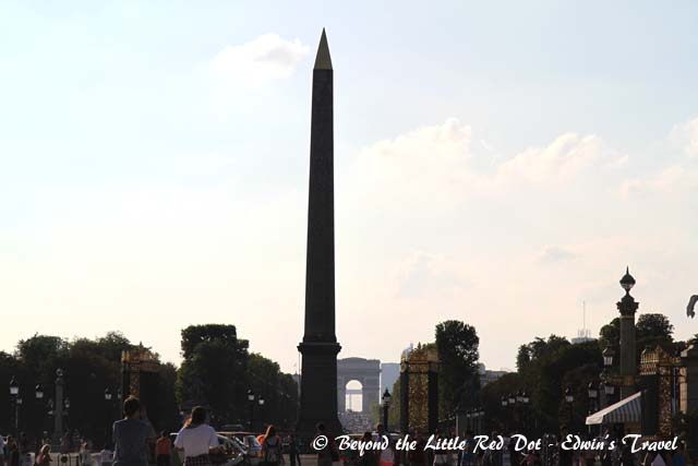 Look in the opposite direction and you will see the Obelisk of Place de la Concorde, and in the background, the Arc de Triomphe. Behind the Arc, you can catch a glimpse of La Défense