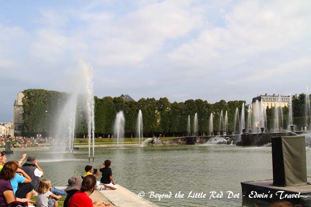 Watching the Neptune Fountain show. Supposedly, there are no pumps used to generate the fountain. It's all by gravity.
