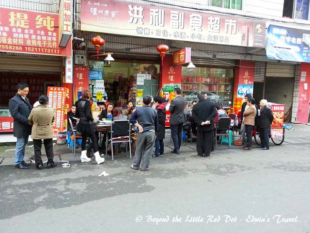 The people of Chengdu really love mahjong. The shop keepers can play mahjong in the middle of the street and don't bother about their business.