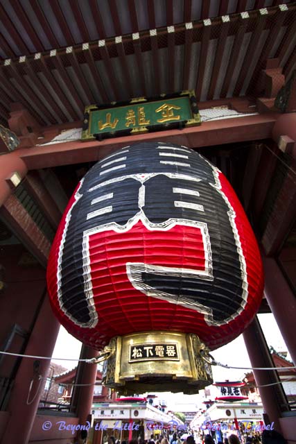 We decided to come to Asakusa district with the Senoji Temple. It's easy to come here by subway.