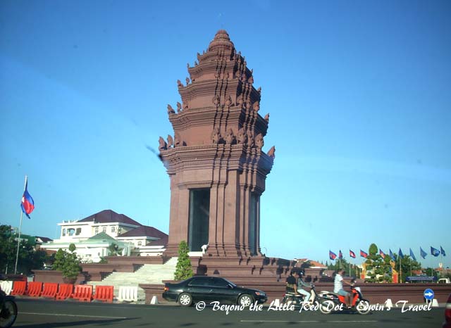 I'm not sure what this symbolizes but it is a prominent landmark at a busy road intersection.