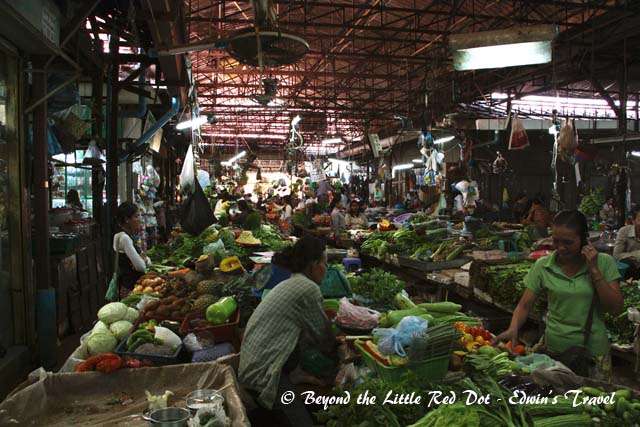 The fresh fruits and vegetables section. It looks very similar to the wet markets in Singapore.