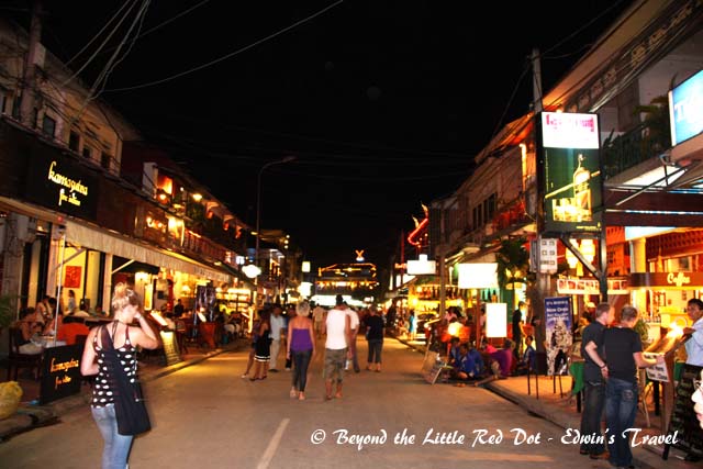 Pub Street only comes alive in the night. That's when all the tourists have come back from visiting the temples and everyone is hungry for dinner, and thirsty for beer.