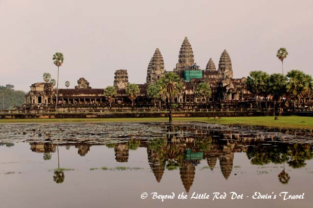 On the way out, we passed by the reflecting pond that everyone crowds around at dawn to take photos of the rising sun with Angkor Wat. Only this time in the evening there was nobody there and I could take a nice photo.