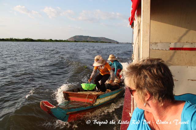 From time to time, the villagers would come to sell drinks and trinkets to the tourists on the boats. I'm amazed at how they can nimbly jump from boat to boat without falling into the water, all the while the boats are still moving at full speed.