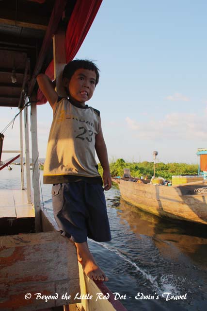 Captain Junior shows us how to balance as the boat pulled up beside the floating restaurant where we will have our dinner.