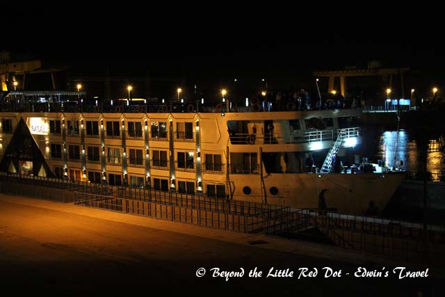 There are 2 locks side by side, and 4 ships can be cleared at any one time. The water level has already risen inside the lock and the ship is now higher up.