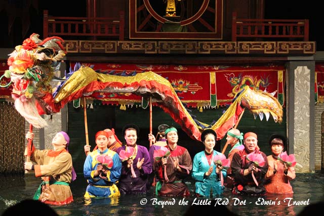 After the end of the show, we get to see the puppeteers. It's quite tough to soak in the water for several performances a day.