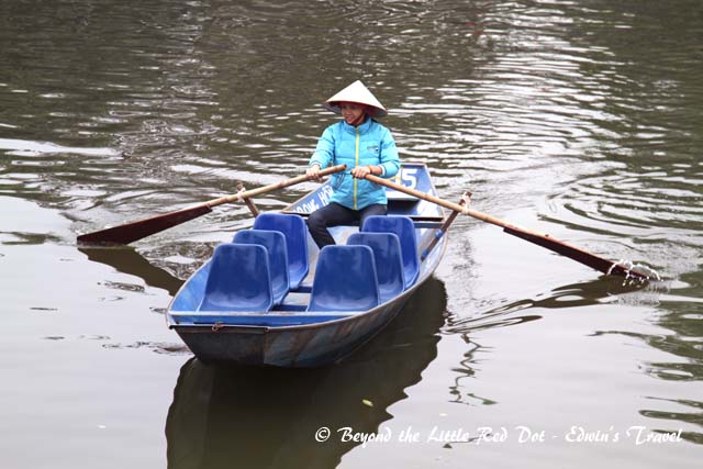 That's our boat. 6 adults + 1 child + 1 guide + 1 boat woman are going to fit in there.