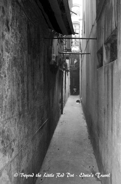 One of the narrow alleys between houses.