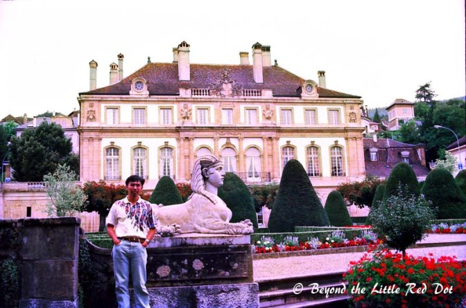 This is actually a hotel. It's called the Hôtel DuPeyrou. 