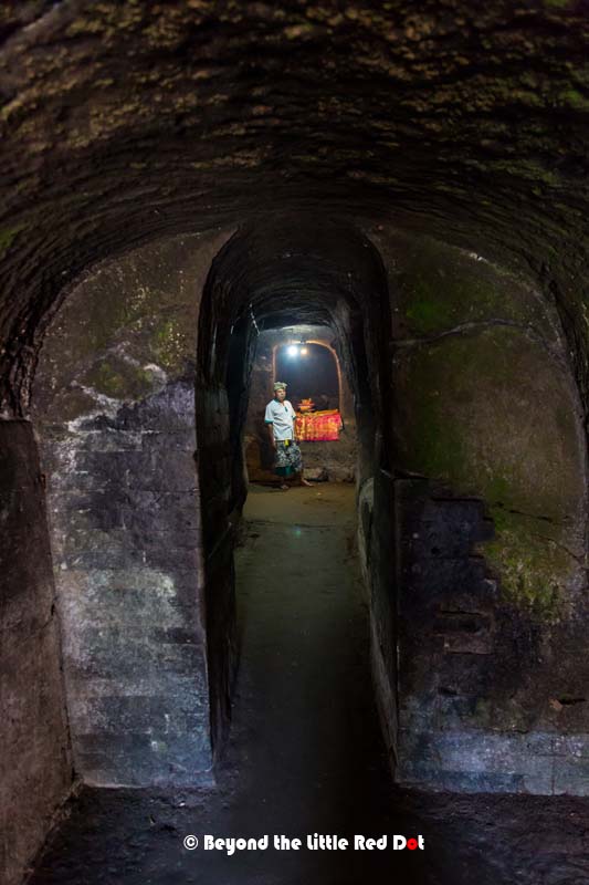 It's a small cave, T-shaped with a statue of the Hindu god Ganesh on the left and 3 lingams on the right.