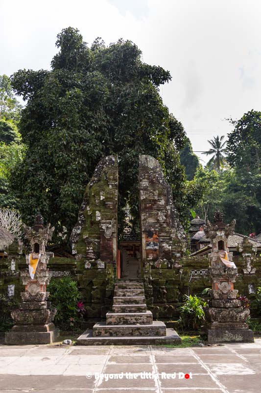 The ancient looking gate of the temple.