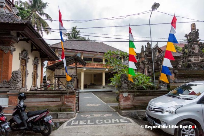 The watching platform is hard to find. You can identify it by the colourful flags outside and it's next to house No.52.