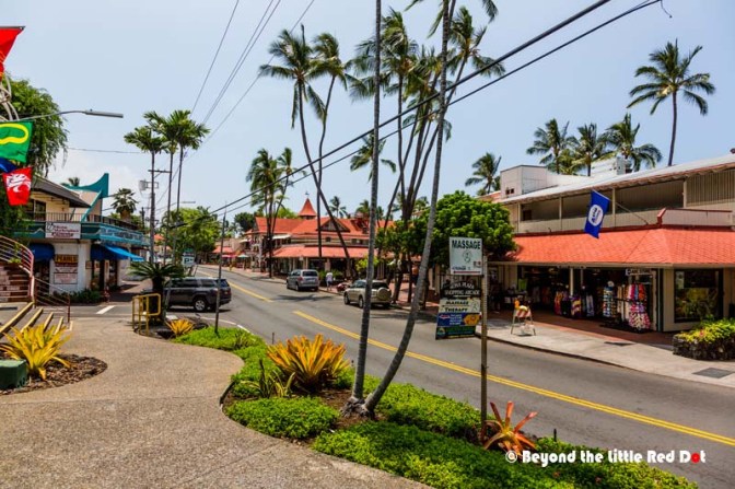 Ali'i Drive with shops, cafes and restaurants. Further down are also hotels and resorts. The day was really sunny and hot, and I wondering 'What hurricane?'
