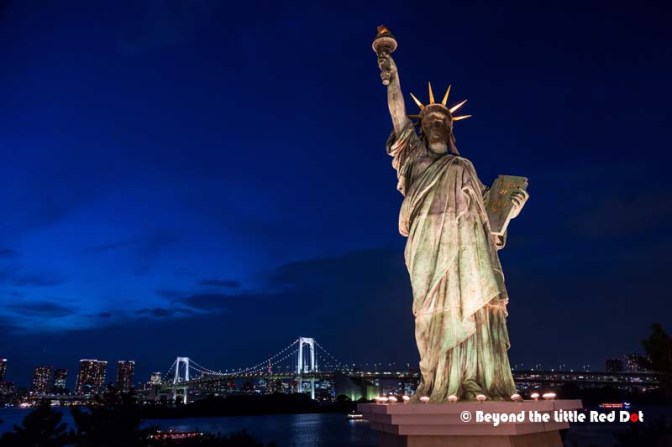 Does this look like you are in New York? Actually this is a replica of the Statue of Liberty but on a smaller scale. The Japanese call it the Goddess of Liberty and the bridge behind is the Rainbow Bridge in Odaiba.