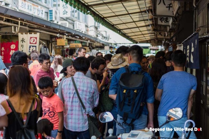 The couple of famous sushi shops get crowded quickly. Even when we arrived at 6am, there was a long line waiting to get in. This photo shows what it's like when it's alter in the morning when it's even more ridiculously crowded.